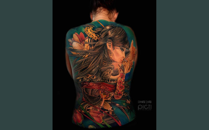 Grote Japanse rugtattoo van een vrouw met bloemen en een schelp.