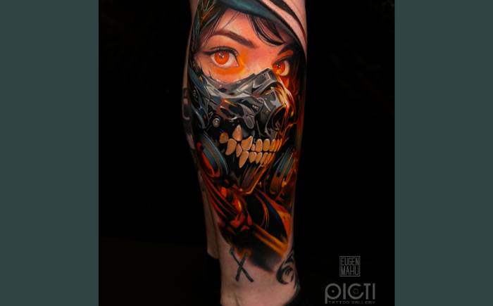 Neo-traditionele tattoo van vrouw met biomechanisch masker en vurige ogen.