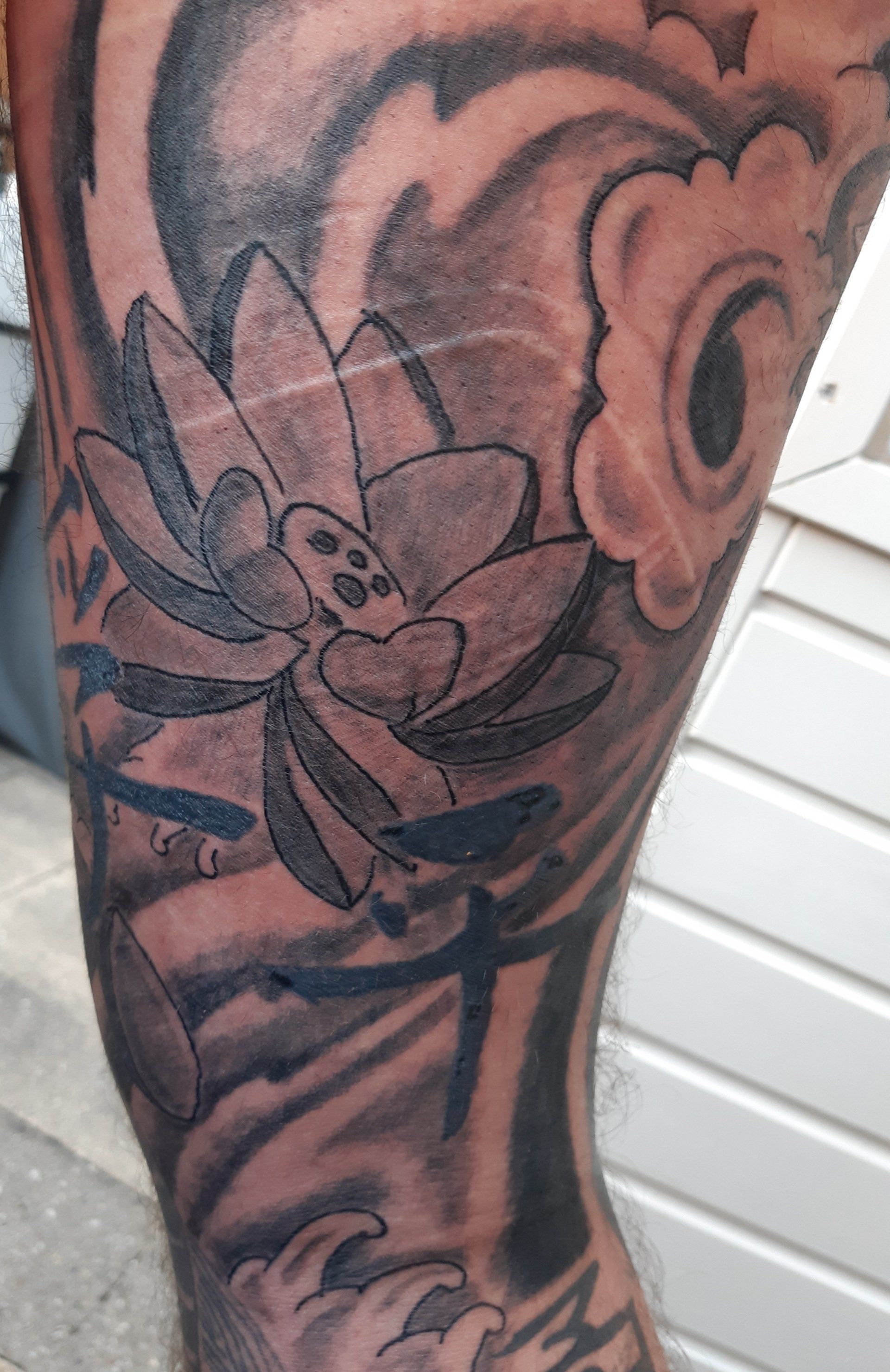 Japanse lotusbloem tattoo op onderbeen, zwart-wit