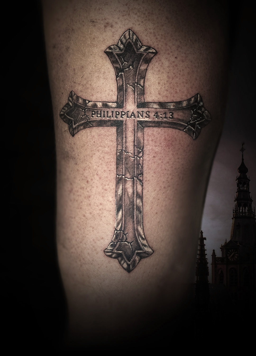 Realistisch stenen kruis met tekst 'Philippians 4:13'.