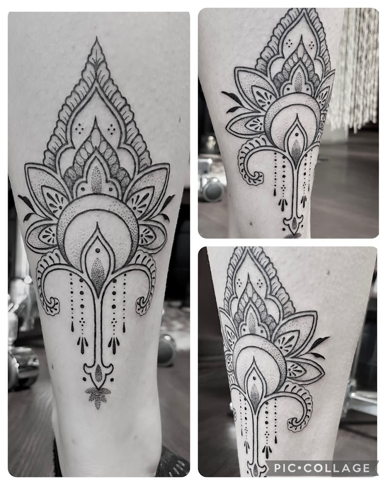 Zwart-wit ornamentale tattoo met dotwork op het onderbeen.