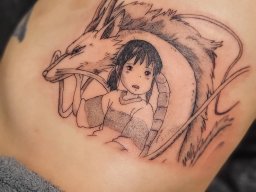 Chihiro en Haku draak uit Spirited Away, illustratieve tattoo.