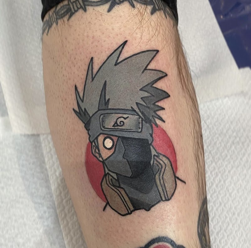 Kakashi Hatake van Naruto anime tattoo op onderbeen.