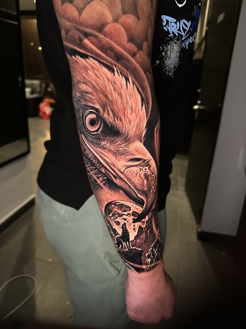 Realistische adelaar en wolf bij maanlicht op onderarm.