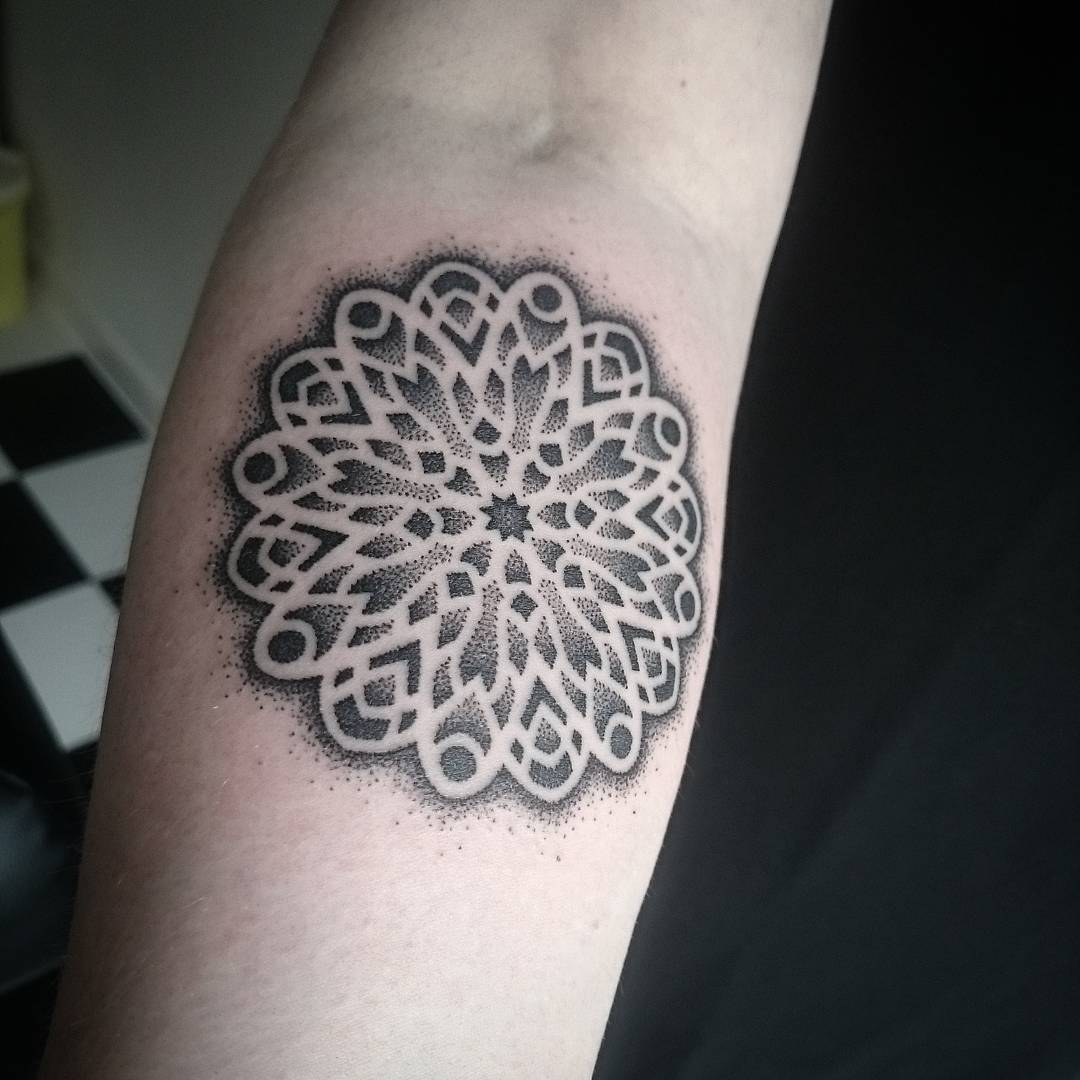 Dotwork mandala tattoo op de onderarm.