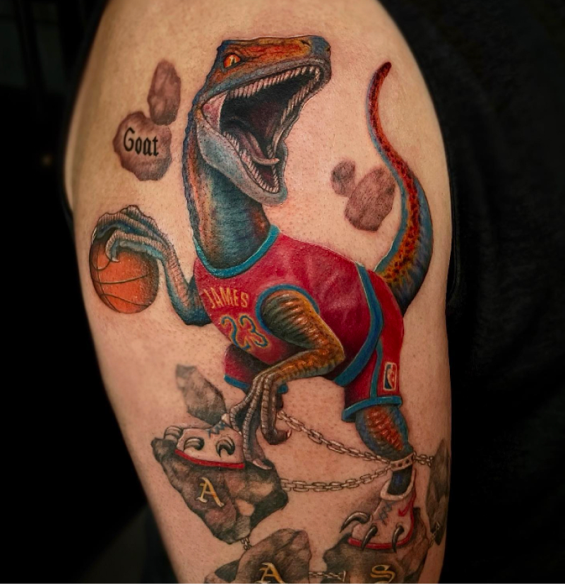 Illustratieve tattoo van een velociraptor in een LeBron James jersey met basketbal.