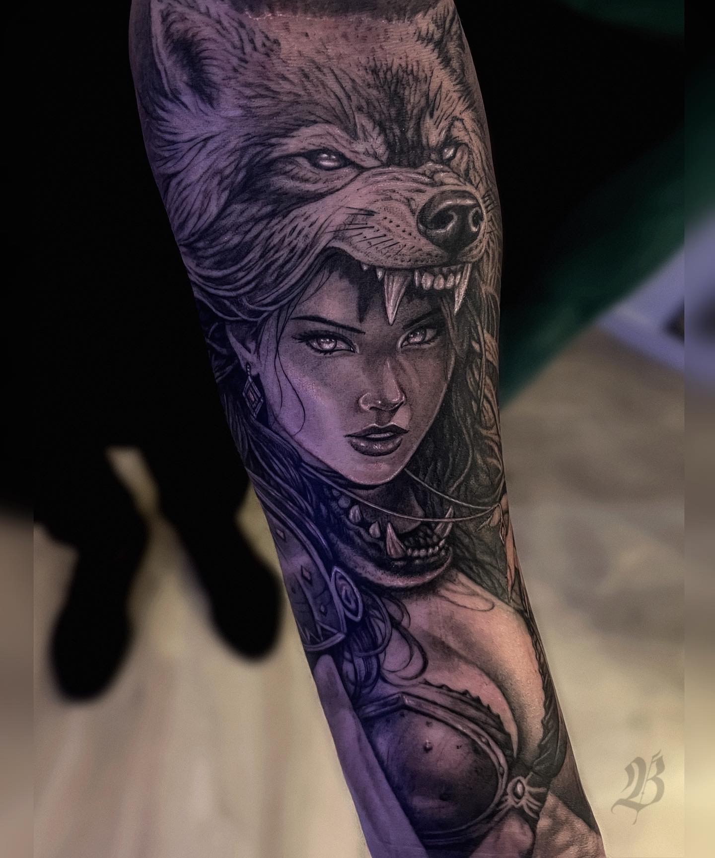 Realistische vrouw met wolvenhoofddeksel op arm.