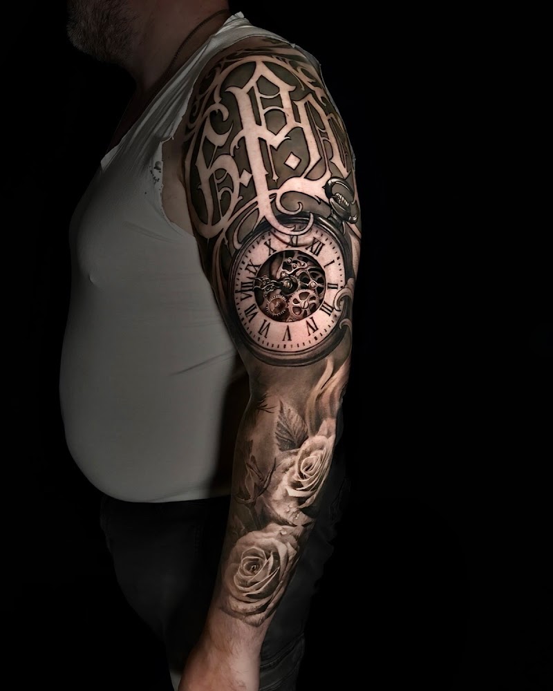 Realistische sleeve met zakhorloge, rozen en sierlijke letters.