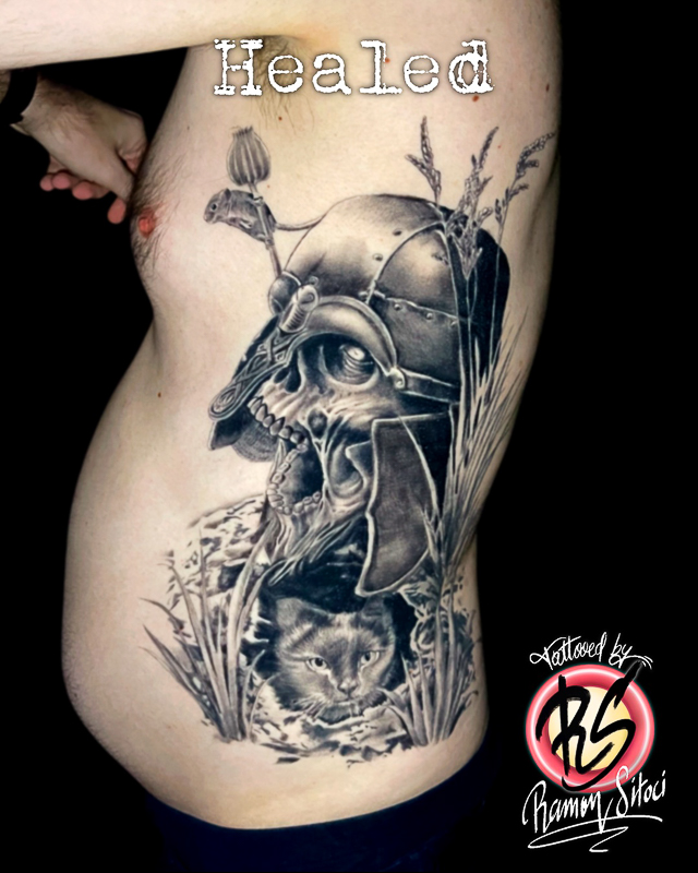 Realistische schedel met helm, kat en muis in gras op de ribben.