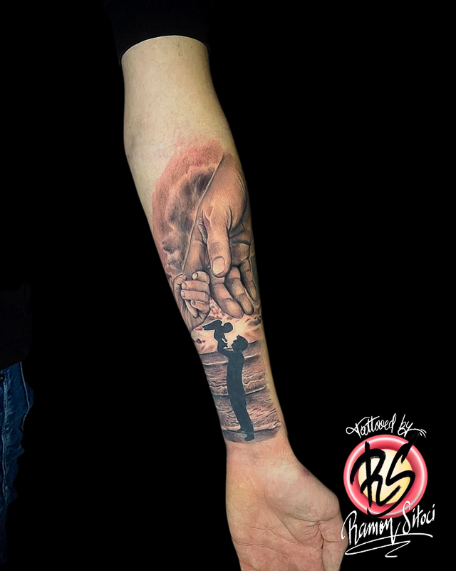 Realistische tattoo van handen en vader met kind op strand.