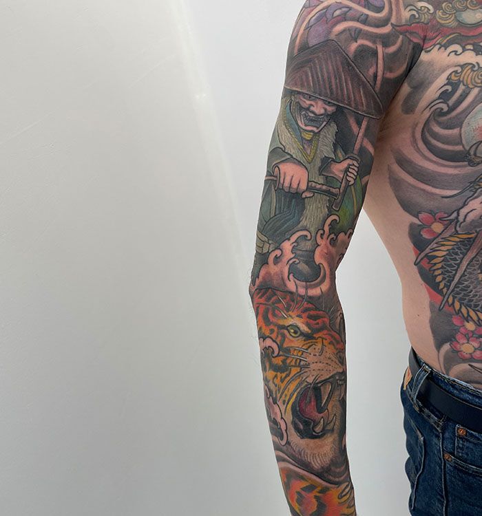 Japanse sleeve met samoerai figuur, tijger en golven.