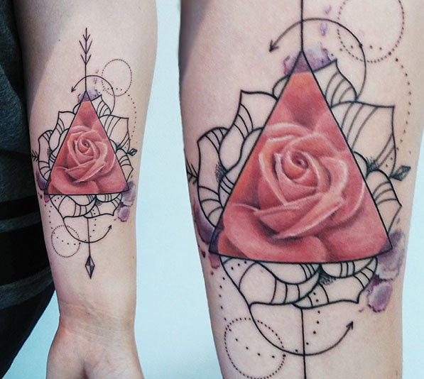 Realistische roos in driehoek met geometrische en aquarel elementen.