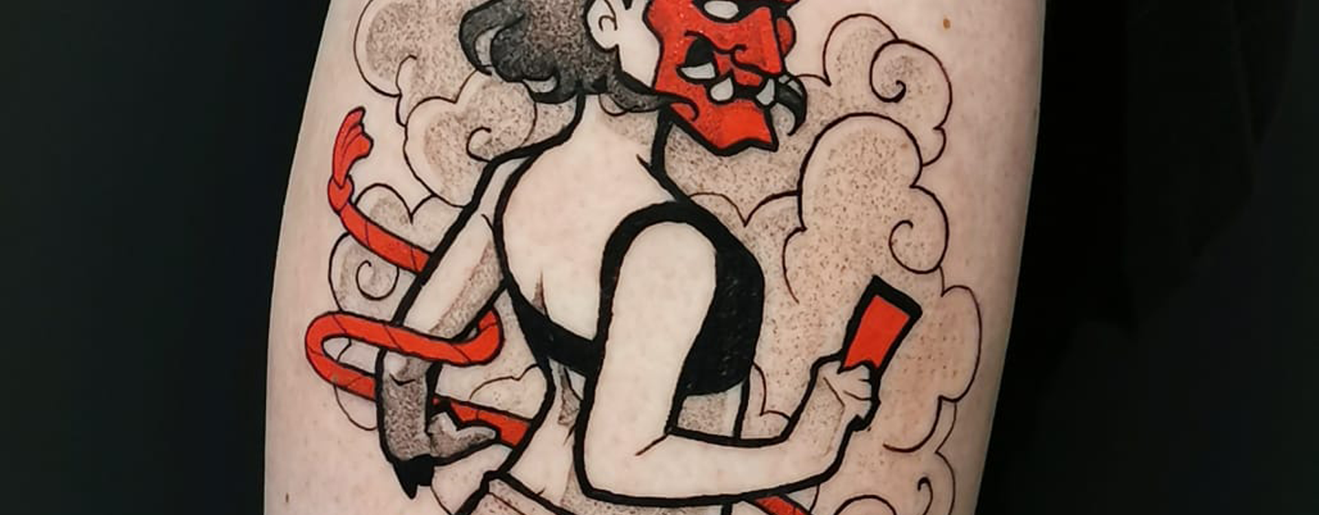Japanse stijl tattoo van vrouw met rode Hannya masker, zwarte top en rode touwen.