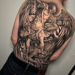 Grote zwart-wit rugtattoo van Aartsengel Michaël die de duivel verslaat.