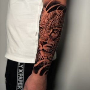 Realistische luipaard tattoo op de onderarm.