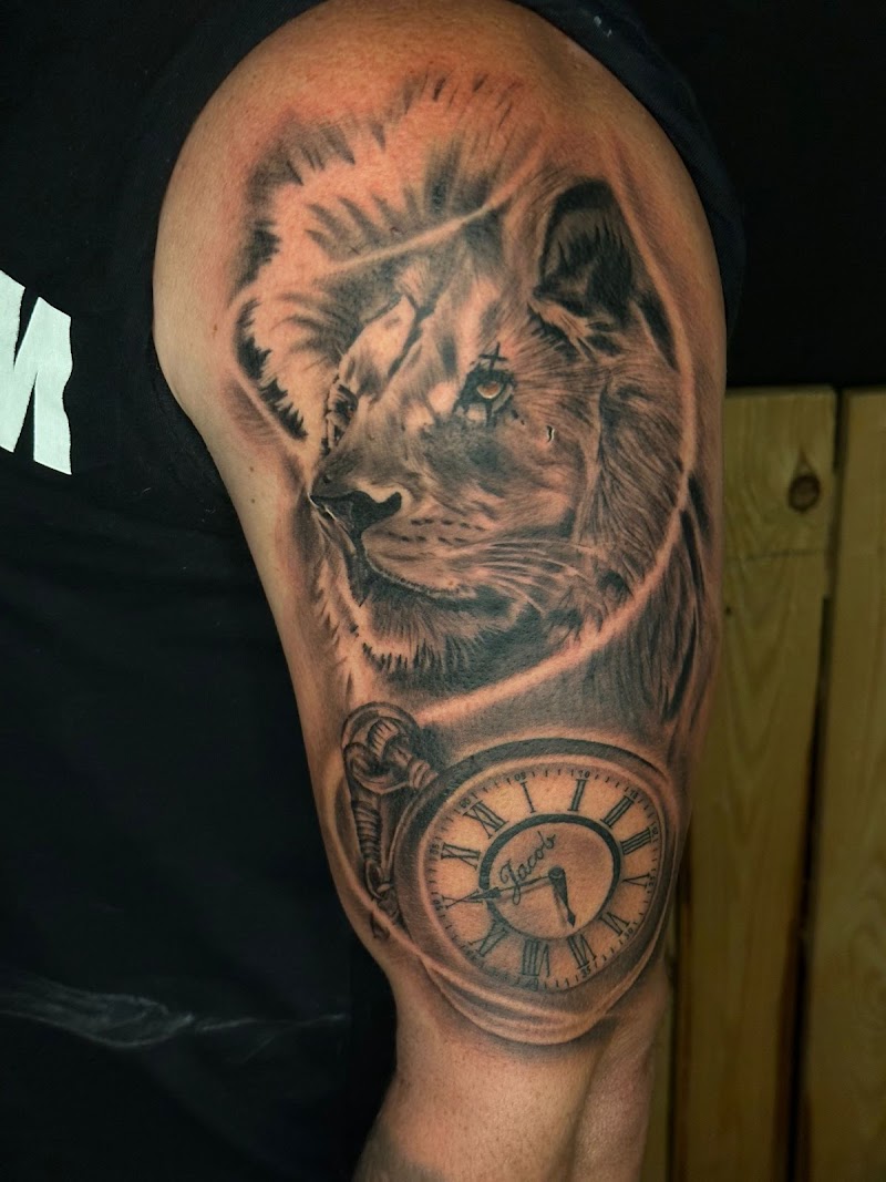 Realistische leeuw en zakhorloge op bovenarm.