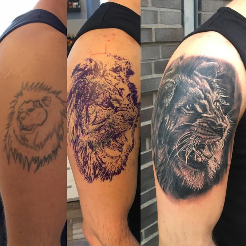 Realistische cover-up tattoo van een brullende leeuw op de bovenarm.